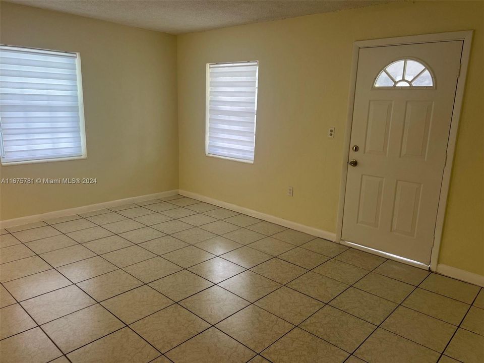 For Sale: $379,000 (2 beds, 1 baths, 780 Square Feet)