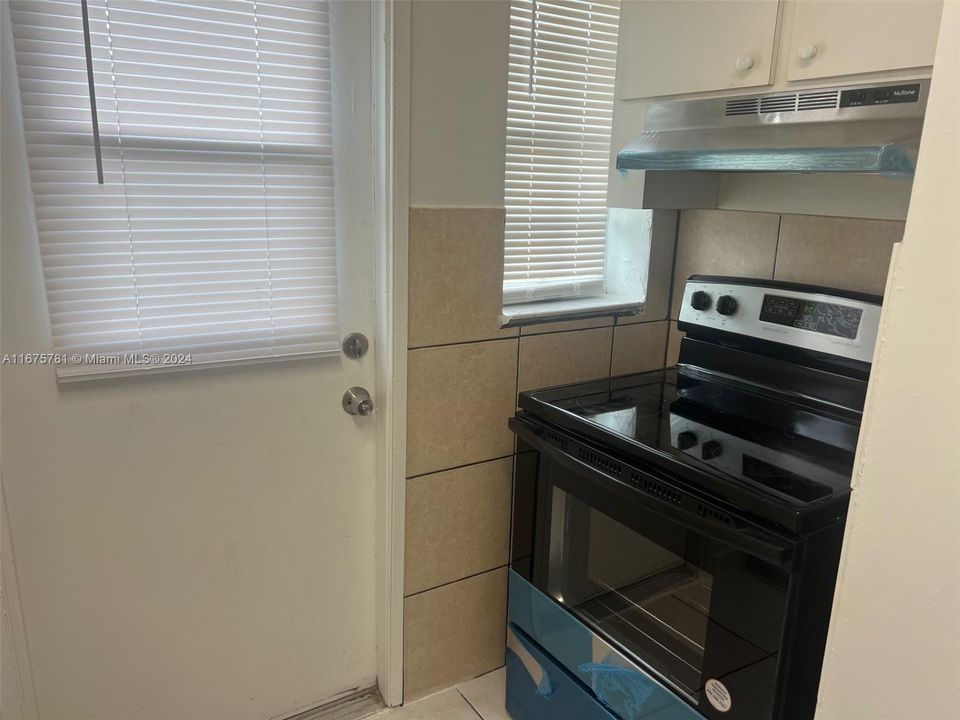 For Sale: $379,000 (2 beds, 1 baths, 780 Square Feet)