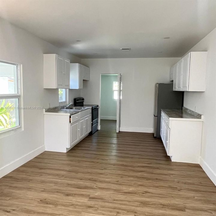 For Rent: $2,700 (2 beds, 1 baths, 1318 Square Feet)