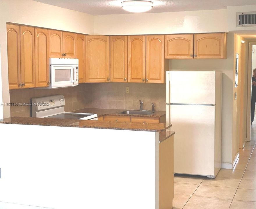 For Sale: $379,000 (1 beds, 1 baths, 810 Square Feet)