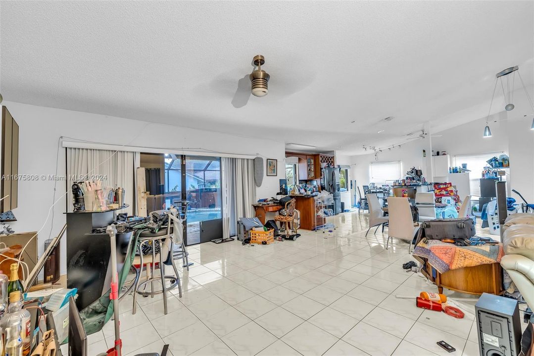 En Venta: $699,999 (4 camas, 2 baños, 2294 Pies cuadrados)