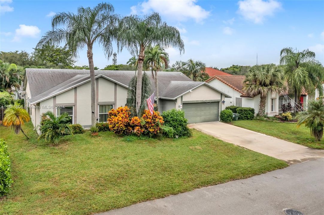 For Sale: $699,999 (4 beds, 2 baths, 2294 Square Feet)