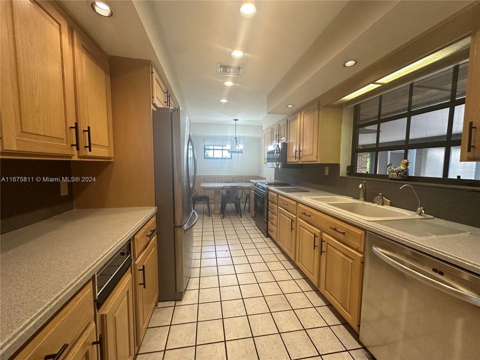 Active With Contract: $3,500 (2 beds, 2 baths, 2673 Square Feet)