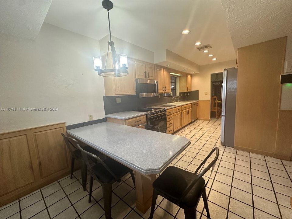 Active With Contract: $3,500 (2 beds, 2 baths, 2673 Square Feet)