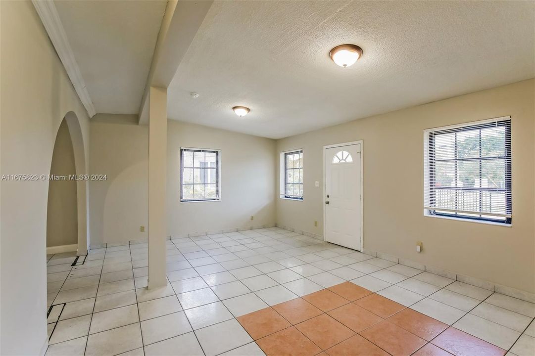 For Rent: $2,415 (2 beds, 1 baths, 1426 Square Feet)