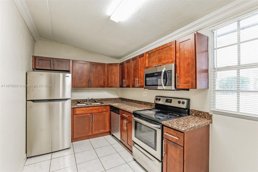 For Rent: $2,415 (2 beds, 1 baths, 1426 Square Feet)