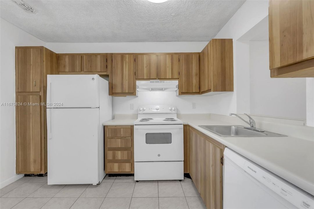 For Sale: $189,000 (1 beds, 1 baths, 824 Square Feet)