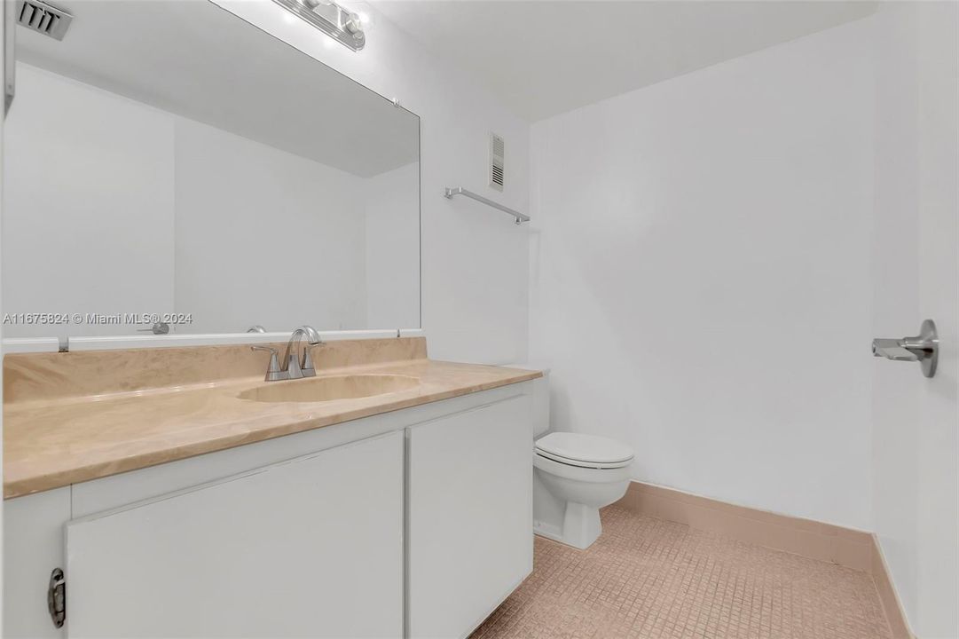 For Sale: $189,000 (1 beds, 1 baths, 824 Square Feet)