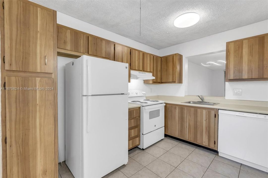 For Sale: $189,000 (1 beds, 1 baths, 824 Square Feet)