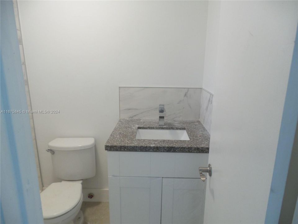 For Sale: $235,000 (1 beds, 1 baths, 680 Square Feet)