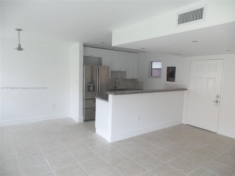 For Sale: $235,000 (1 beds, 1 baths, 680 Square Feet)