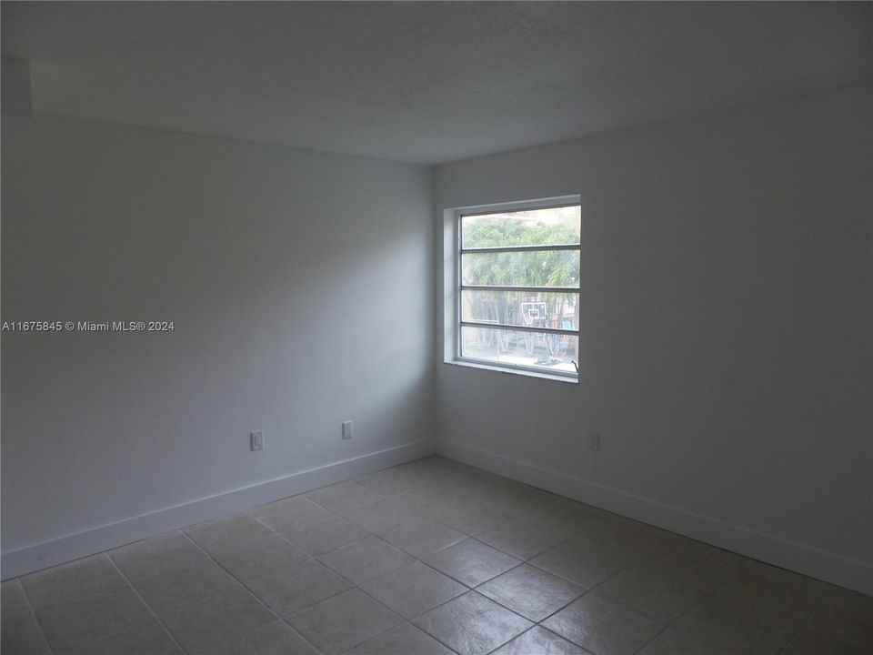 For Sale: $235,000 (1 beds, 1 baths, 680 Square Feet)