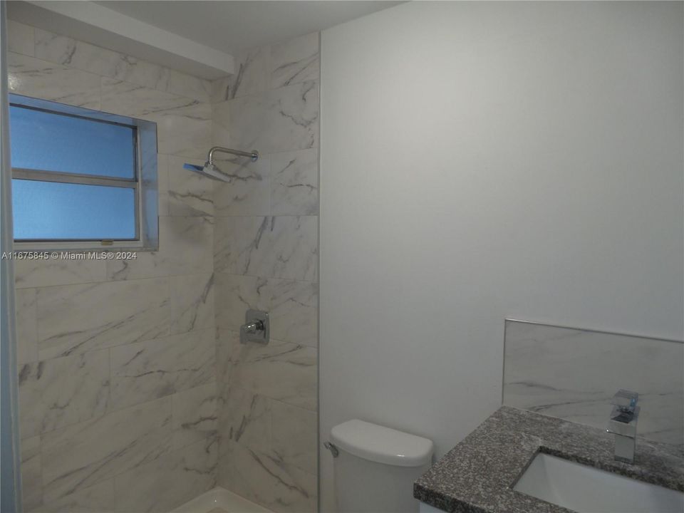 For Sale: $235,000 (1 beds, 1 baths, 680 Square Feet)