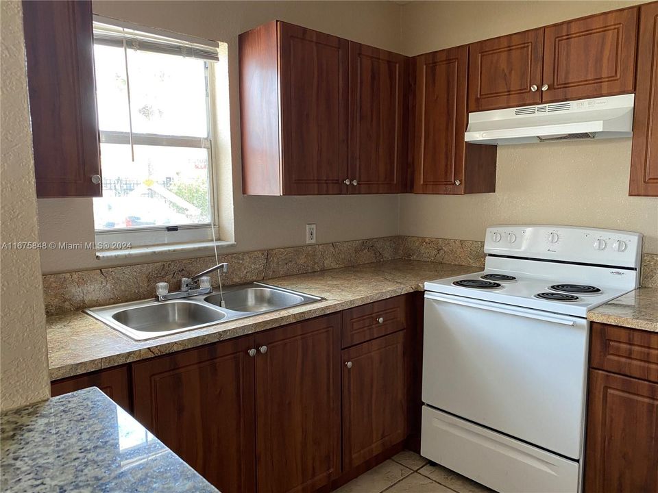 For Sale: $120,000 (1 beds, 1 baths, 740 Square Feet)