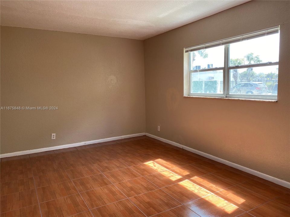 For Sale: $120,000 (1 beds, 1 baths, 740 Square Feet)