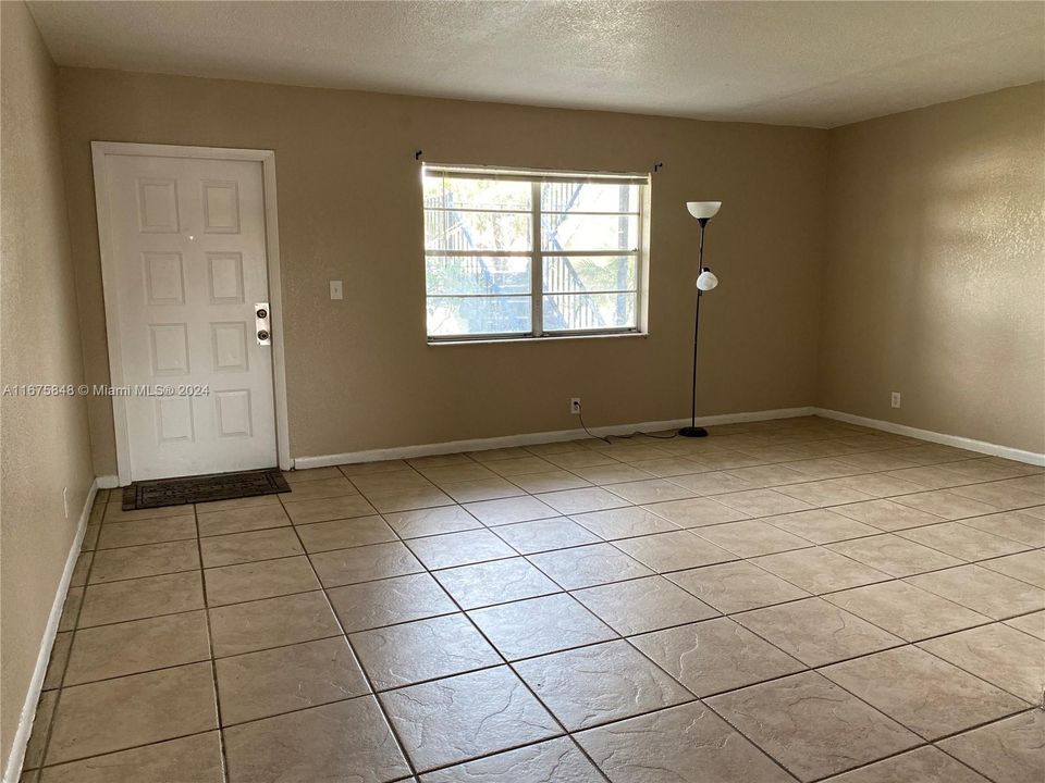 For Sale: $120,000 (1 beds, 1 baths, 740 Square Feet)