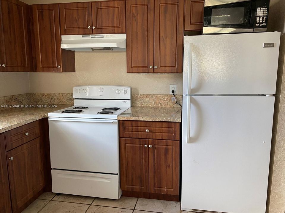 For Sale: $120,000 (1 beds, 1 baths, 740 Square Feet)