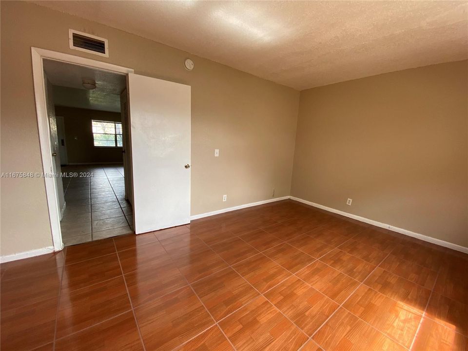 For Sale: $120,000 (1 beds, 1 baths, 740 Square Feet)