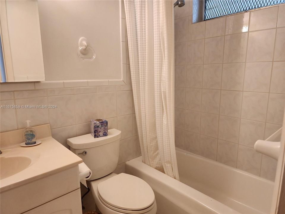 For Sale: $190,000 (1 beds, 1 baths, 768 Square Feet)