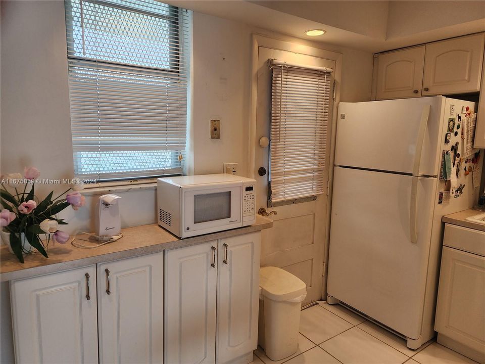 For Sale: $190,000 (1 beds, 1 baths, 768 Square Feet)