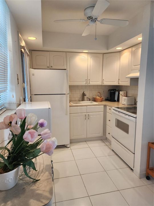 For Sale: $190,000 (1 beds, 1 baths, 768 Square Feet)