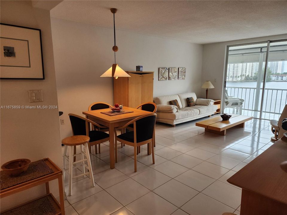 For Sale: $190,000 (1 beds, 1 baths, 768 Square Feet)