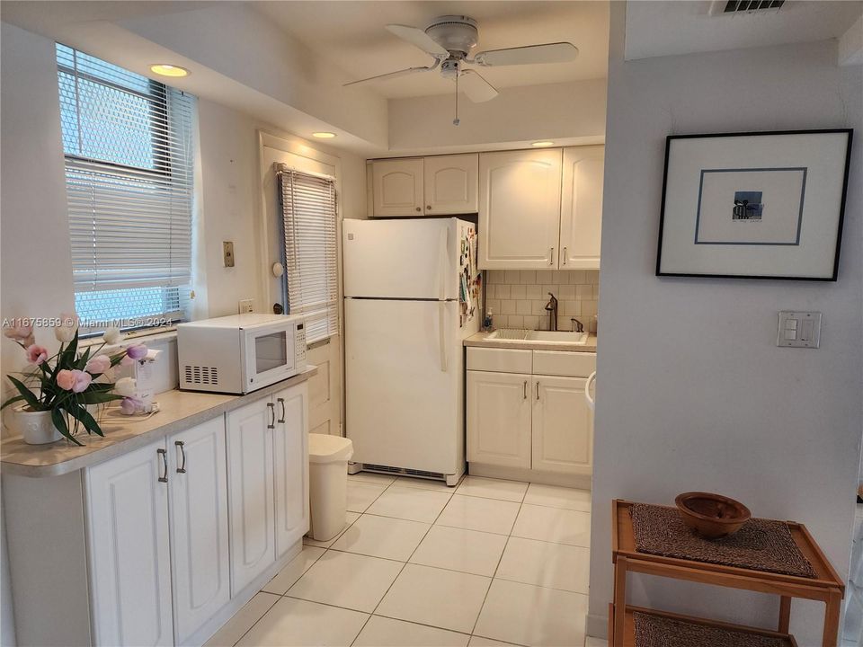 For Sale: $190,000 (1 beds, 1 baths, 768 Square Feet)