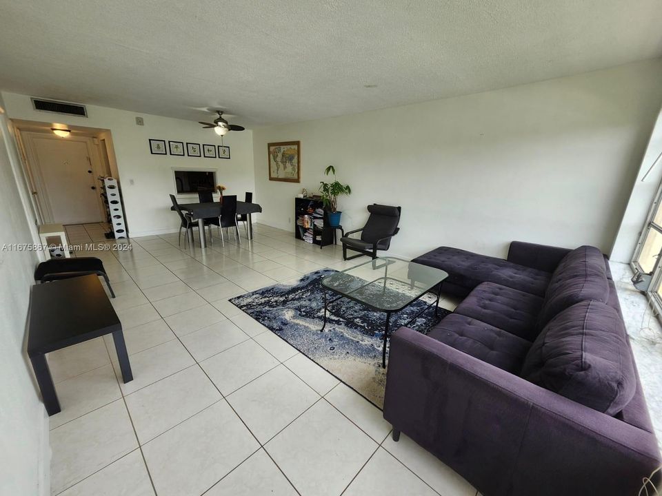 For Sale: $184,900 (1 beds, 1 baths, 1071 Square Feet)