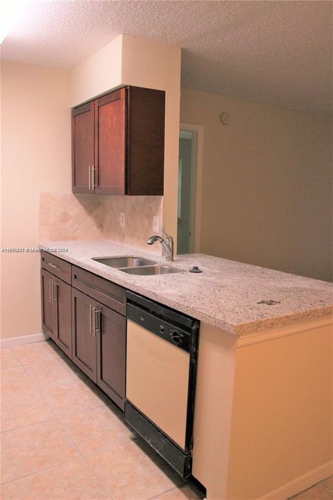 For Rent: $2,200 (2 beds, 2 baths, 932 Square Feet)