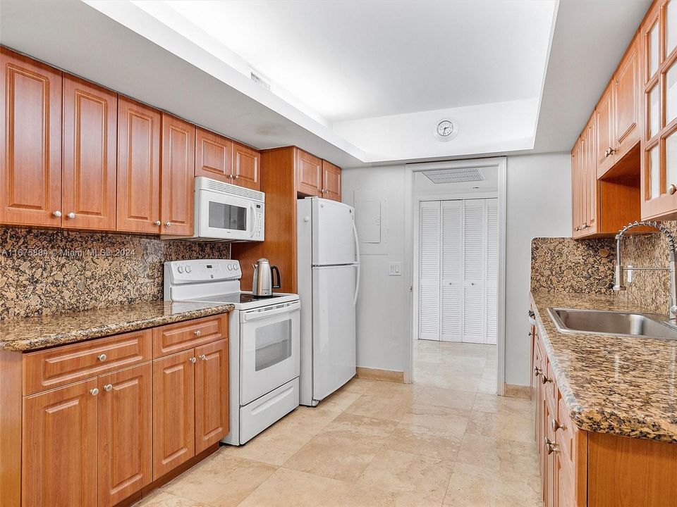 For Sale: $275,000 (2 beds, 3 baths, 1950 Square Feet)