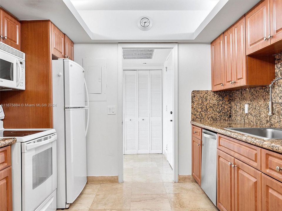 For Sale: $275,000 (2 beds, 3 baths, 1950 Square Feet)