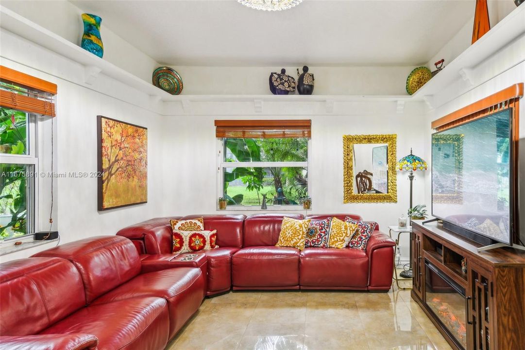 For Sale: $485,000 (3 beds, 2 baths, 1368 Square Feet)