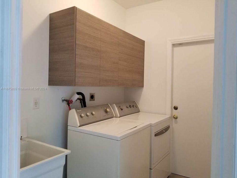 For Rent: $5,600 (3 beds, 2 baths, 1949 Square Feet)