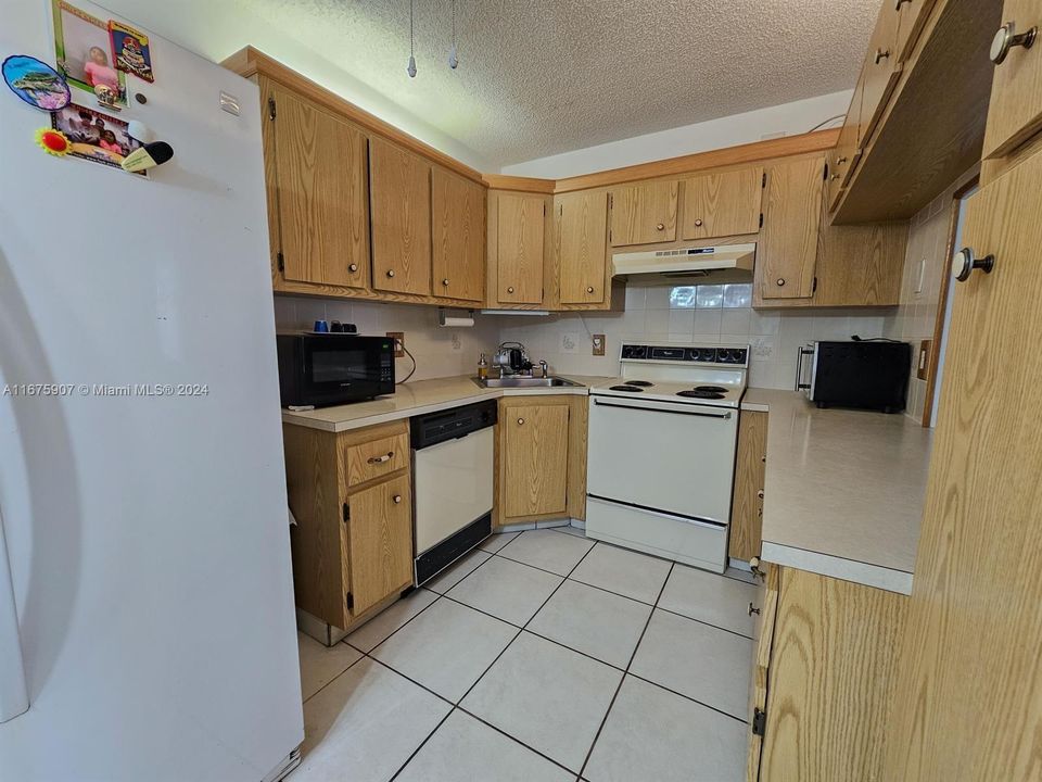 For Sale: $180,000 (2 beds, 2 baths, 1111 Square Feet)