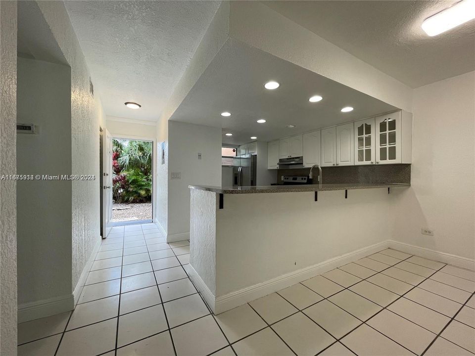 For Rent: $2,350 (2 beds, 1 baths, 1181 Square Feet)