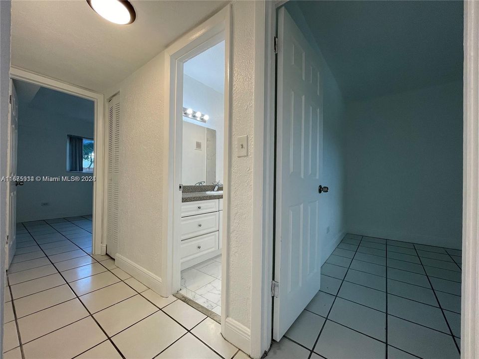 For Rent: $2,350 (2 beds, 1 baths, 1181 Square Feet)