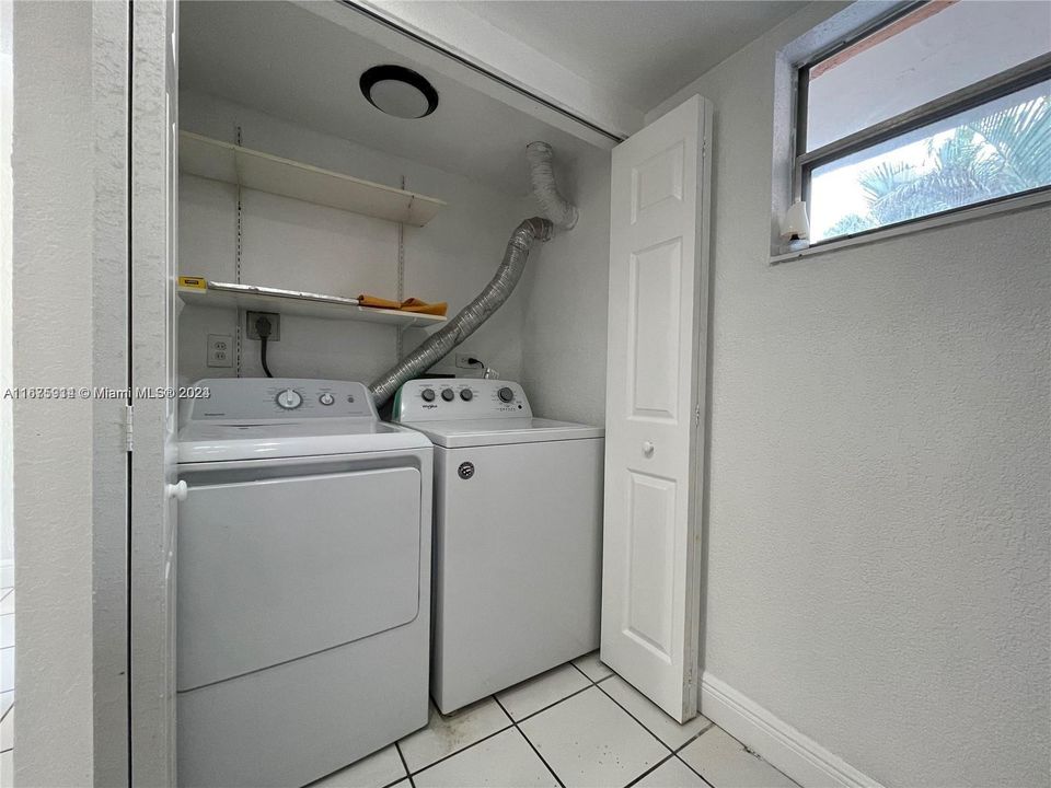 For Rent: $2,350 (2 beds, 1 baths, 1181 Square Feet)