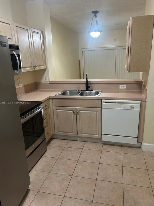 For Rent: $2,600 (2 beds, 2 baths, 1024 Square Feet)