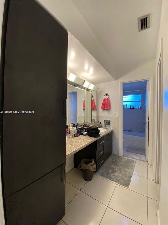 Active With Contract: $1,800 (1 beds, 1 baths, 1071 Square Feet)