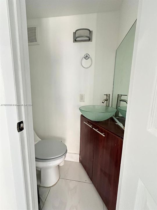 For Sale: $260,000 (2 beds, 1 baths, 940 Square Feet)