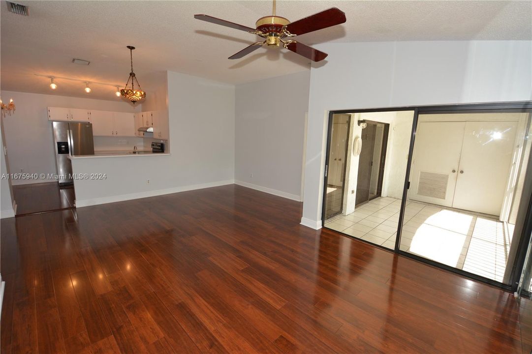 For Sale: $299,900 (2 beds, 2 baths, 1000 Square Feet)