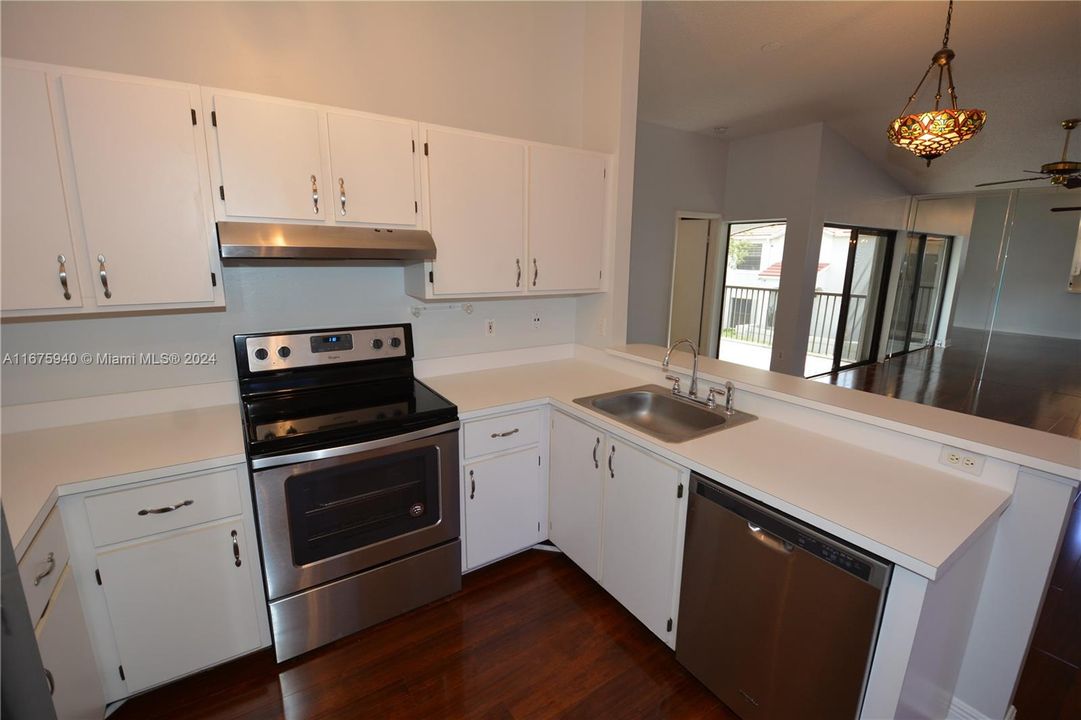 For Sale: $299,900 (2 beds, 2 baths, 1000 Square Feet)