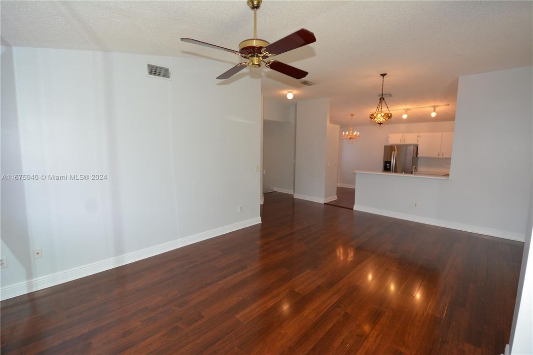 For Sale: $299,900 (2 beds, 2 baths, 1000 Square Feet)