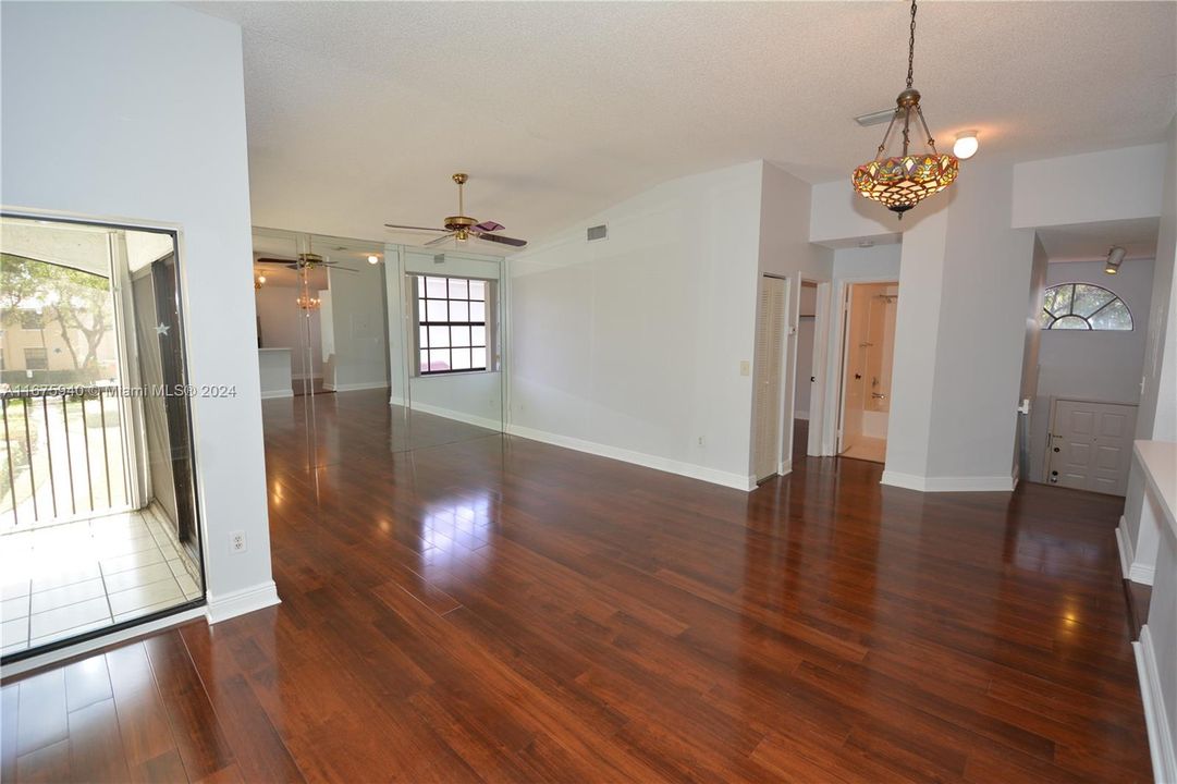 For Sale: $299,900 (2 beds, 2 baths, 1000 Square Feet)