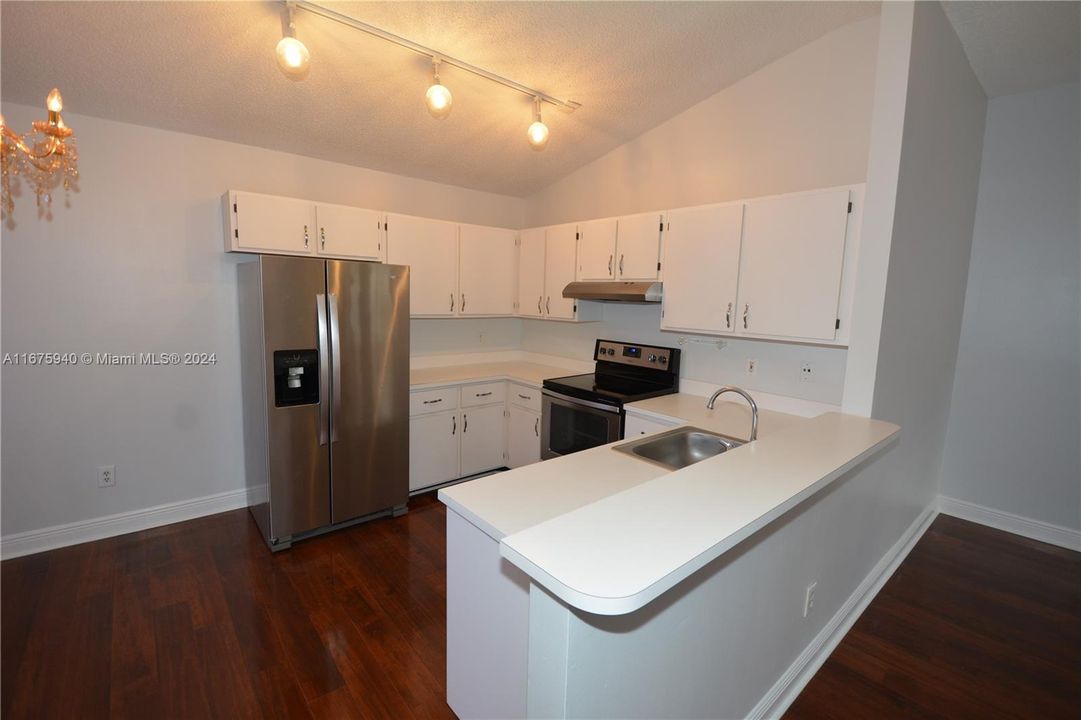 For Sale: $299,900 (2 beds, 2 baths, 1000 Square Feet)