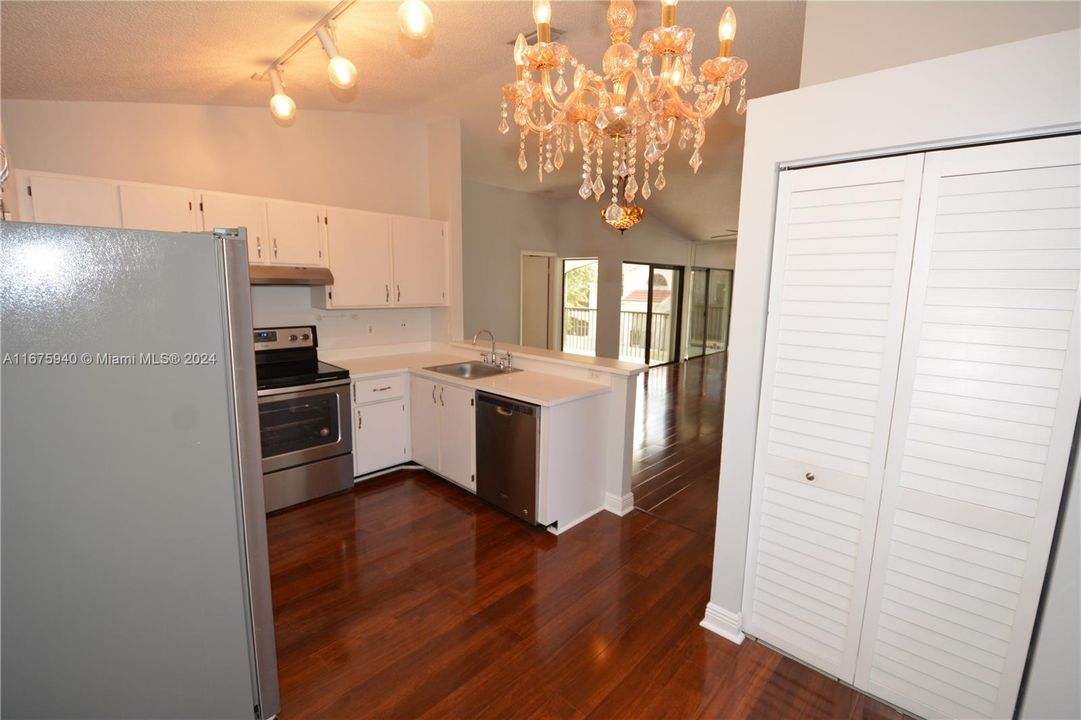 For Sale: $299,900 (2 beds, 2 baths, 1000 Square Feet)