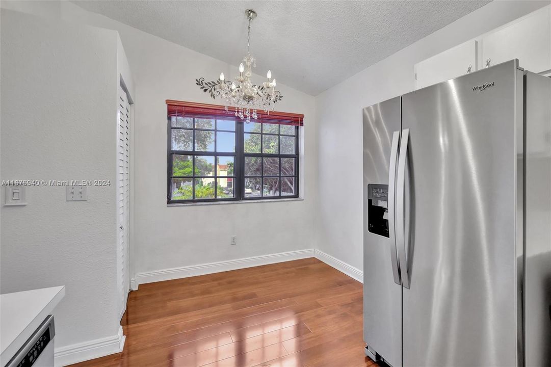 For Sale: $299,900 (2 beds, 2 baths, 1000 Square Feet)