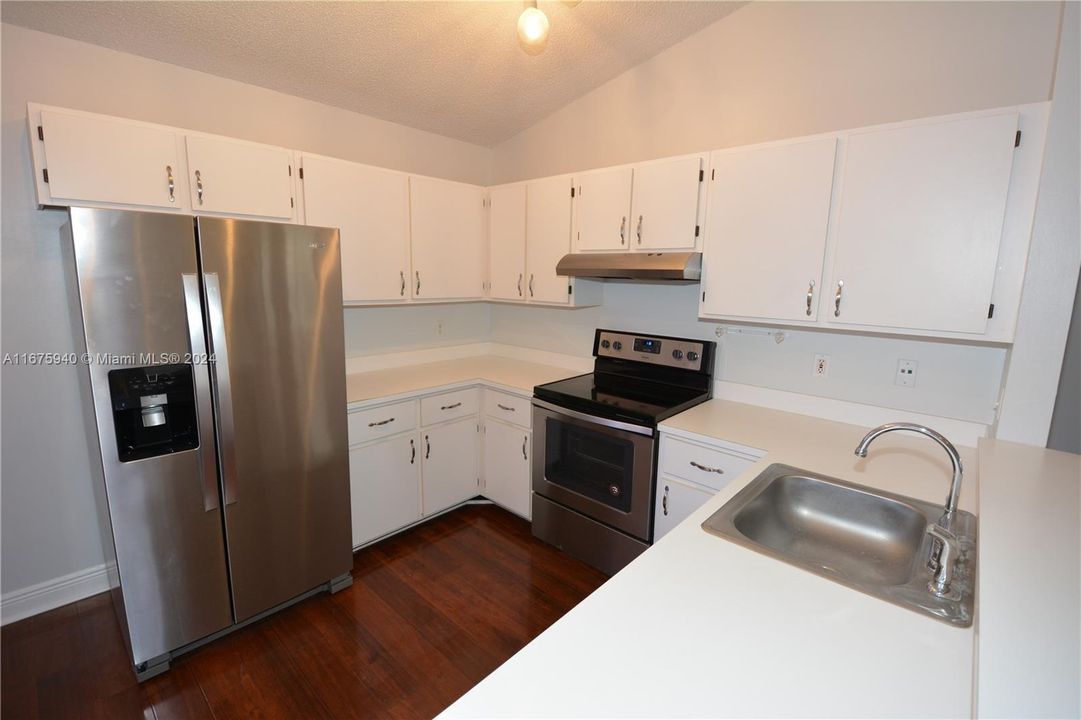 For Sale: $299,900 (2 beds, 2 baths, 1000 Square Feet)