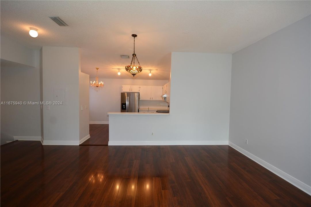 For Sale: $299,900 (2 beds, 2 baths, 1000 Square Feet)