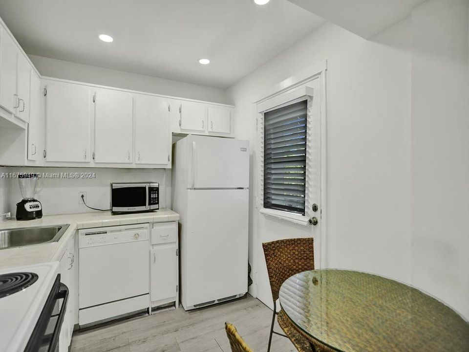 For Sale: $295,000 (2 beds, 2 baths, 994 Square Feet)